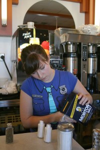 Min 512px-2008-10-31_Nicole_pouring_salt_at_Elmo's_Diner