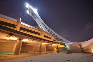 Montreal_-_QC_-_Olympiastadion_(seitlich_mit_Turm)