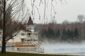 Vik Lake_Hévíz,_Thermal_bath_in_winter