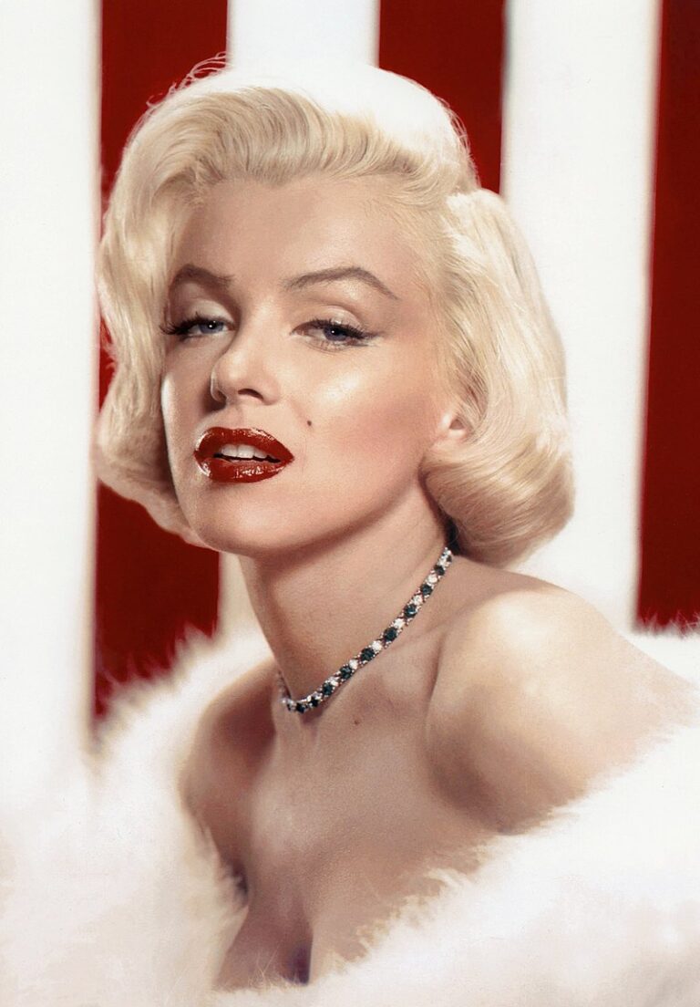 800px-Marilyn_Monroe,_Photoplay_1953 escape 2023 Studio publicity still - Full page cover eBay Wikipedia Free use