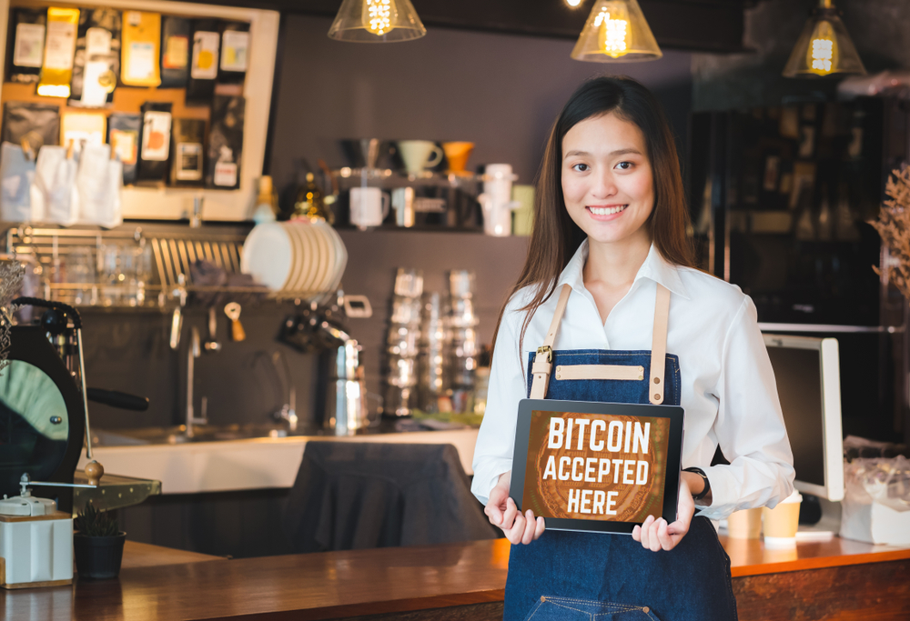 Close,Up,Woman,Barista,Holding,Tablet,And,Show,Bitcoin,Accepted